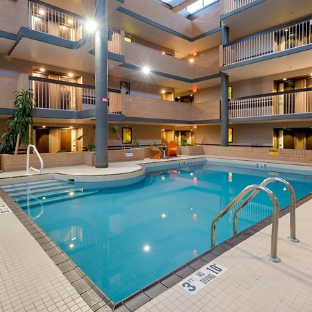 Best Western Plus Village Park Inn YYC Екстериор снимка