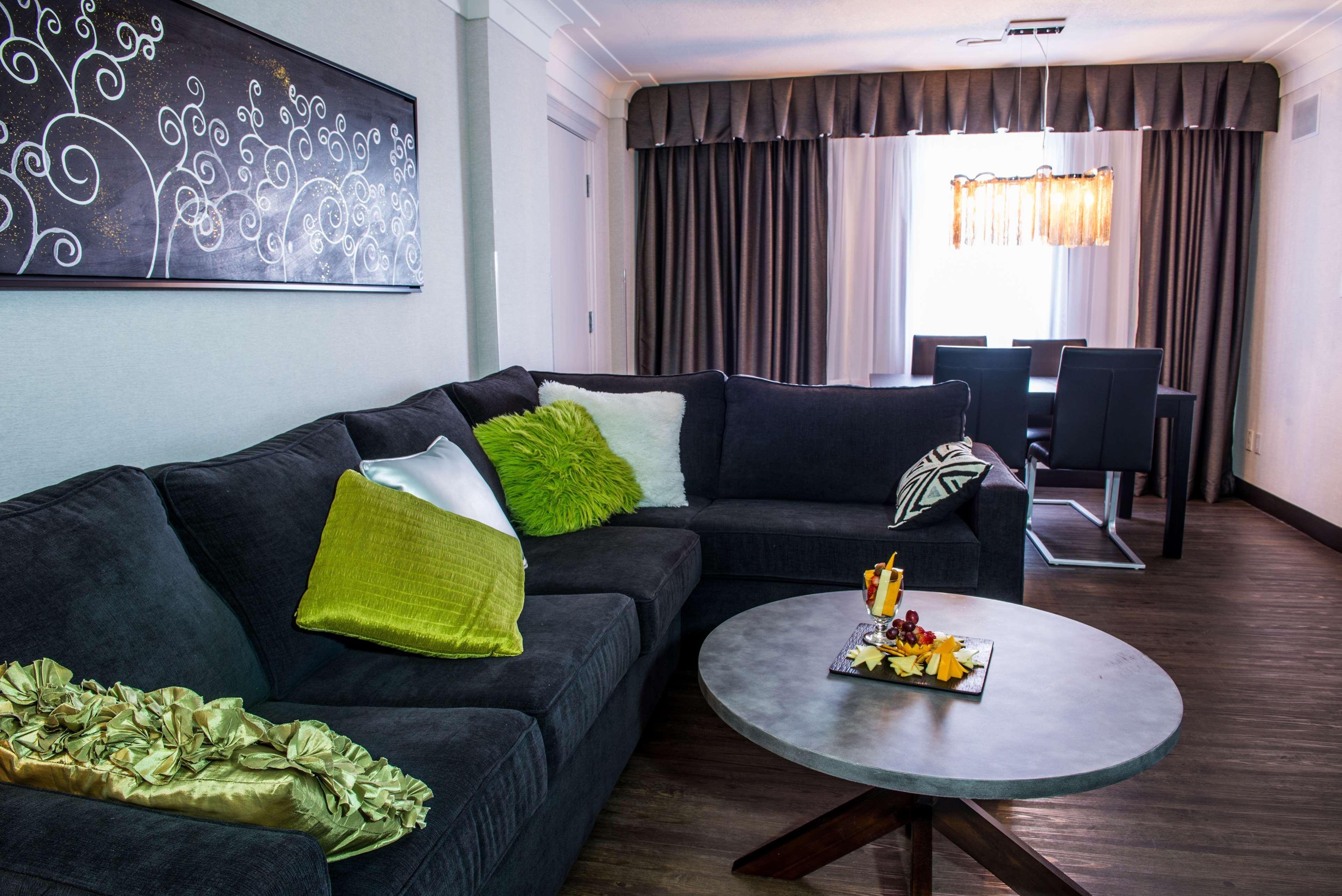 Best Western Plus Village Park Inn YYC Екстериор снимка