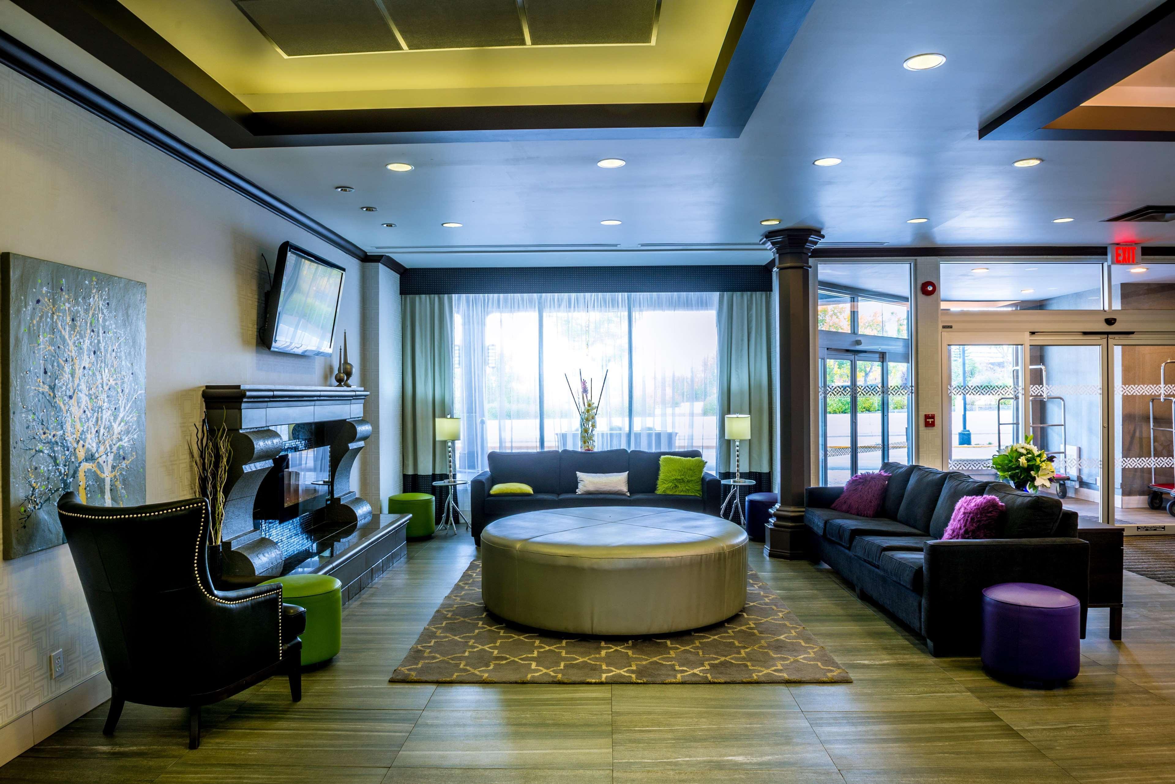 Best Western Plus Village Park Inn YYC Екстериор снимка