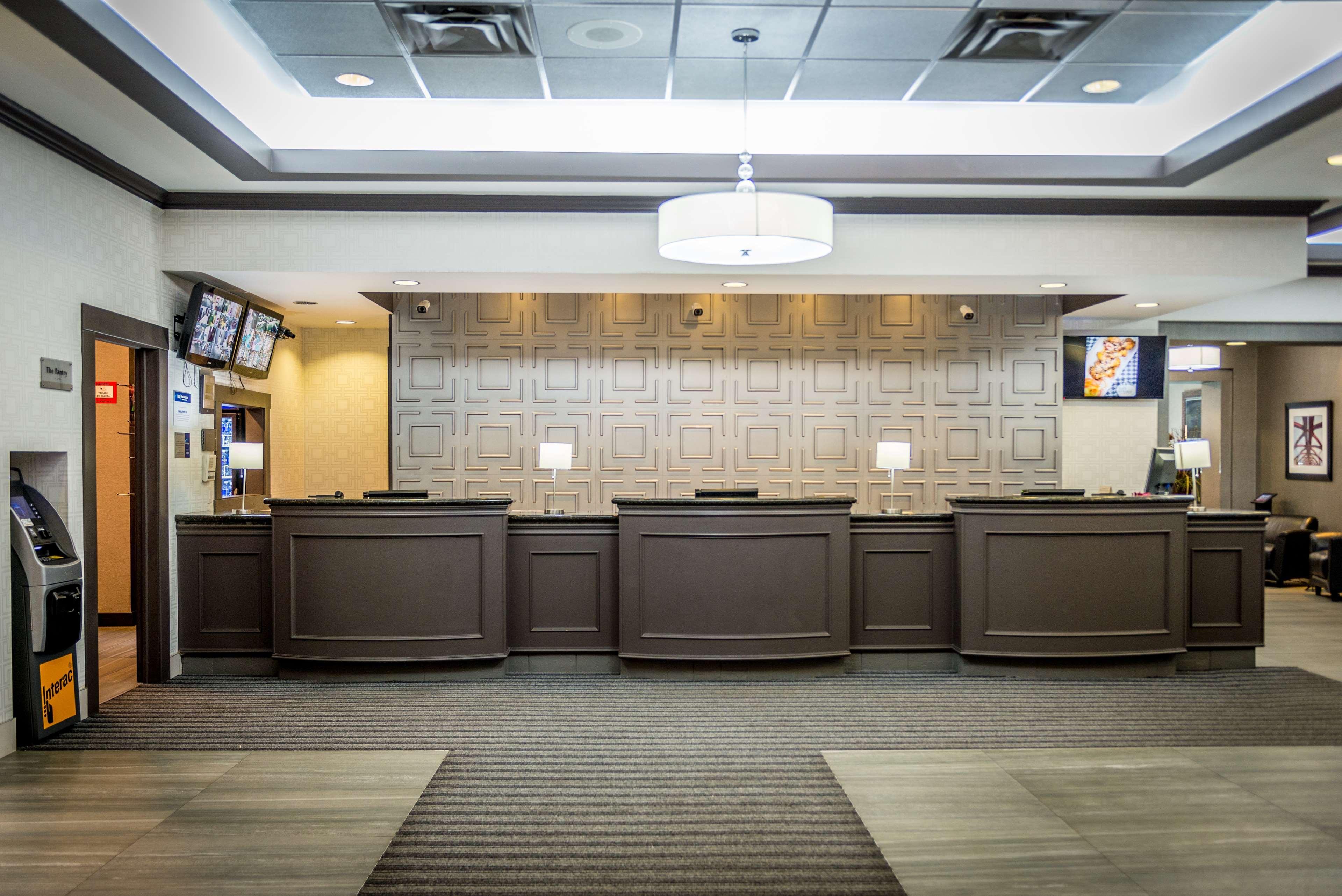 Best Western Plus Village Park Inn YYC Екстериор снимка