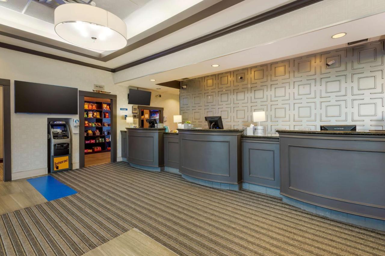 Best Western Plus Village Park Inn YYC Екстериор снимка