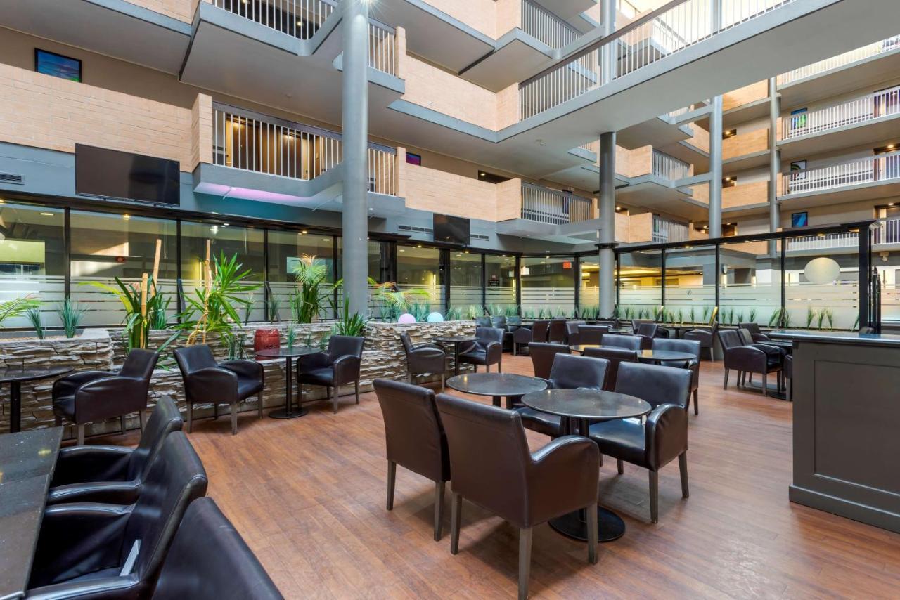Best Western Plus Village Park Inn YYC Екстериор снимка