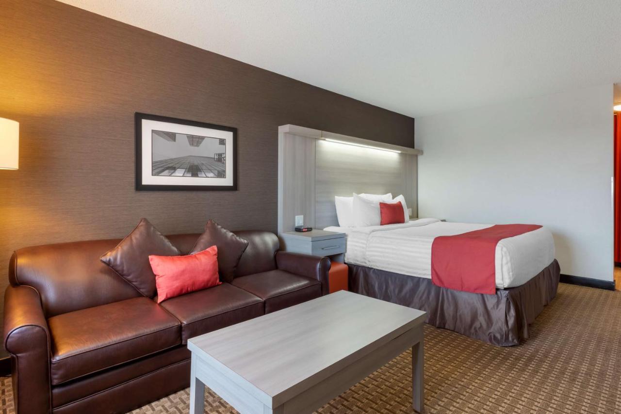 Best Western Plus Village Park Inn YYC Екстериор снимка