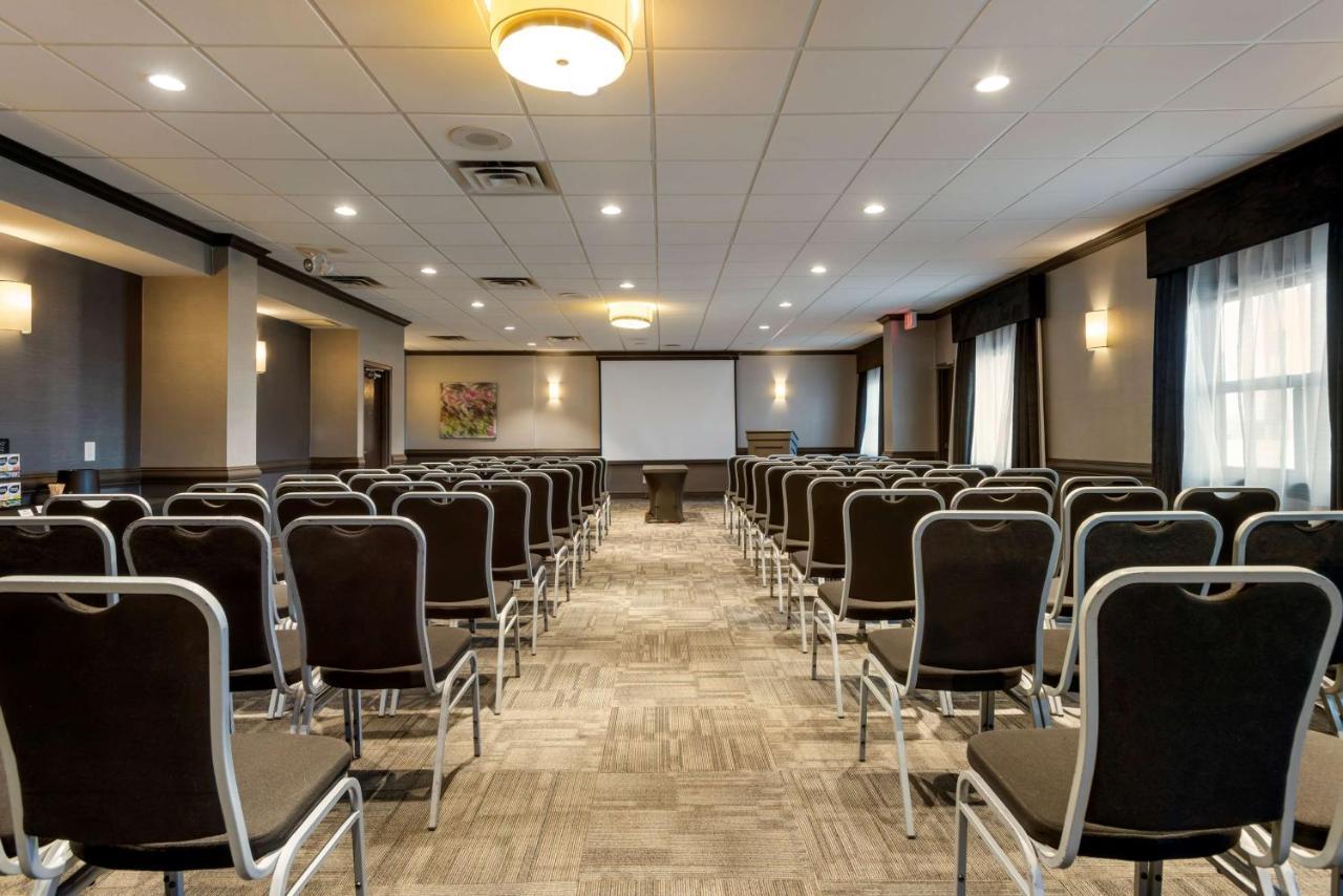 Best Western Plus Village Park Inn YYC Екстериор снимка