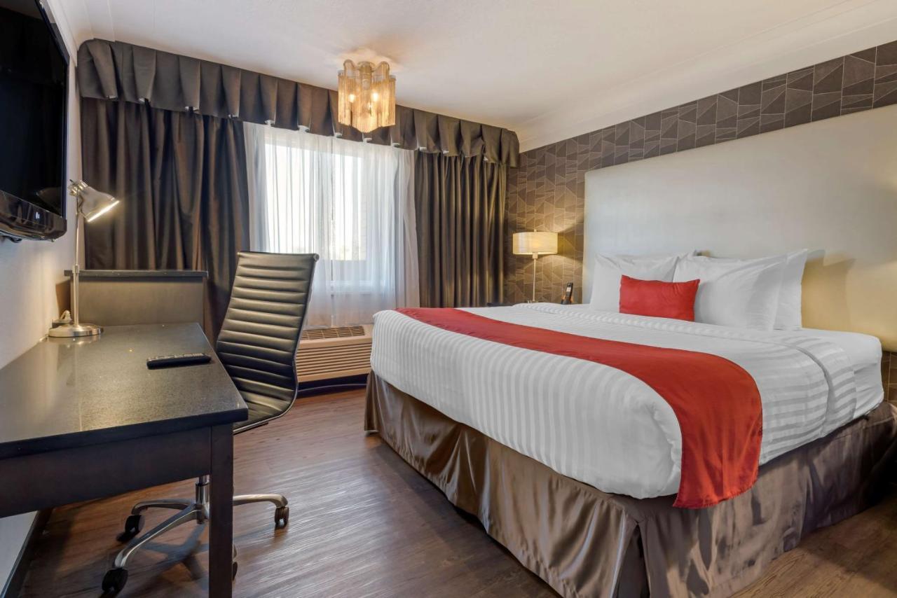 Best Western Plus Village Park Inn YYC Екстериор снимка