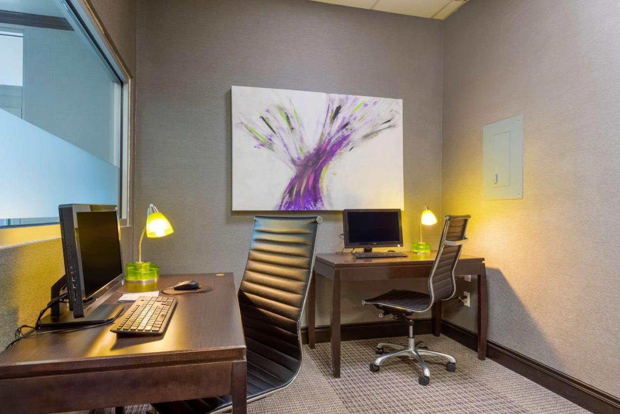 Best Western Plus Village Park Inn YYC Екстериор снимка