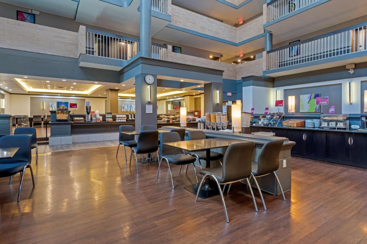 Best Western Plus Village Park Inn YYC Екстериор снимка